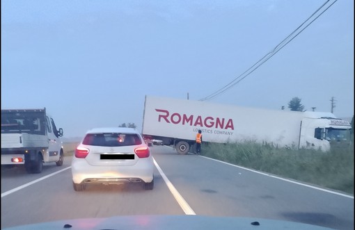 Rimorchio sulla carreggiata: mattina di passione per gli automobilisti Rimorchio sulla carreggiata: mattina di passione per gli automobilisti