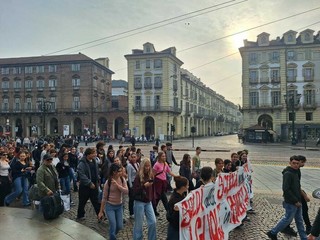 Dalle occupazioni alla piazza: gli studenti torinesi alzano la voce contro il governo Meloni
