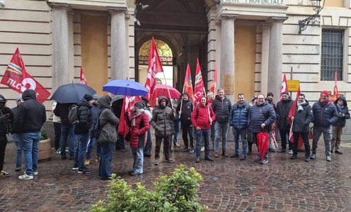 Presidio CGIL davanti alla Prefettura: “Voto garantito anche ai fuori sede”