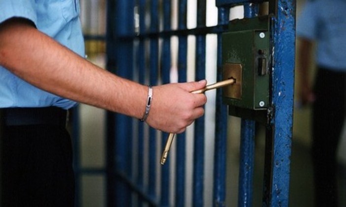 Alessandria, notte di violenza al carcere: detenuto dà fuoco alla cella e colpisce un ispettore con un bastone