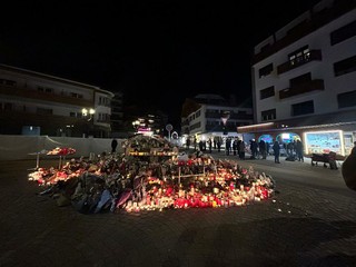 Tragedia di Crans-Montana, mercoledì un minuto di silenzio nelle scuole, Valditara: "Un ricordo per le giovani vittime" foto di Ivo Bonato Tragedia di Crans-Montana, mercoledì un minuto di silenzio nelle scuole, Valditara: "Un ricordo per le giovani vittime" foto di Ivo Bonato
