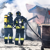 Cascina in fiamme, intervento tempestivo dei Vigili del Fuoco FOTO Cascina in fiamme, intervento tempestivo dei Vigili del Fuoco FOTO