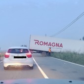 Rimorchio sulla carreggiata: mattina di passione per gli automobilisti