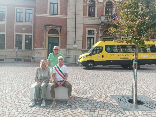 Nuovo volto per piazza XXV Aprile: Coggiola inaugura la piazza e presenta lo scuolabus Nuovo volto per piazza XXV Aprile: Coggiola inaugura la piazza e presenta lo scuolabus