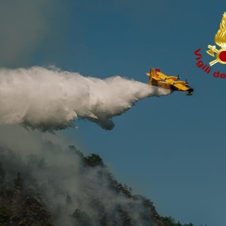 Incendio in Val Mastallone, fiamme alle porte del Parco Naturale Alta Valsesia