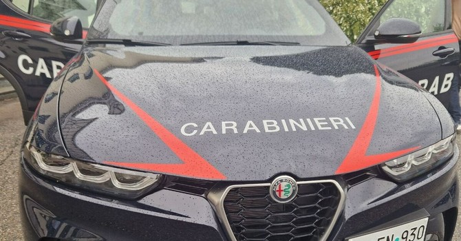 Auto finisce contro il muro di una casa, incidente nella notte a Sostegno (foto di repertorio)