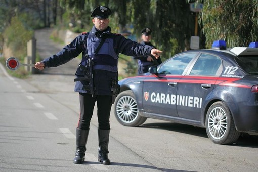 Non si ferma all'alt dei Carabinieri a Valdilana, poi abbandona l'auto e fugge a piedi (foto di repertorio)