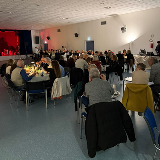 Tavolate piene e musica folk: a Pray una cena dedicata a Sant’Antonio Abate (foto di Pro Loco Pray)