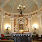 Gattinara, danneggiata la chiesetta della Madonna dell’Orto: rubato un ex voto e distrutto il Crocifisso sull’altare