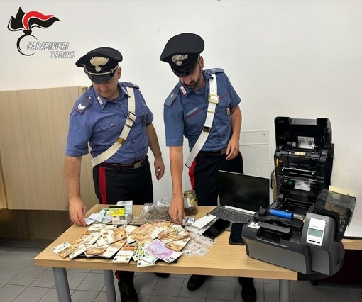 Torino: Spedivano in tutta Italia droga nascosta nei pacchi con i locker, nei guai due 26enni