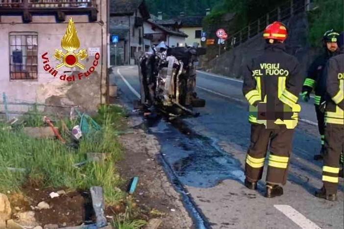 Schianto all’alba, auto distrutta: un ferito in ospedale