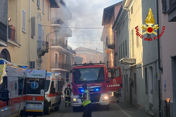 Santhià, appartamento in fiamme al terzo piano: evacuati i residenti Santhià, appartamento in fiamme al terzo piano: evacuati i residenti