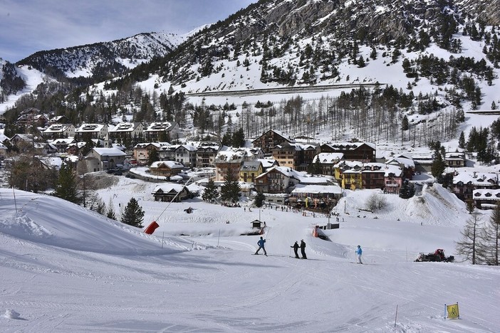 Claviere, dramma sulle piste: arresto cardiaco fatale ad uno sciatore inglese