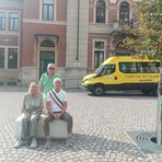Nuovo volto per piazza XXV Aprile: Coggiola inaugura la piazza e presenta lo scuolabus