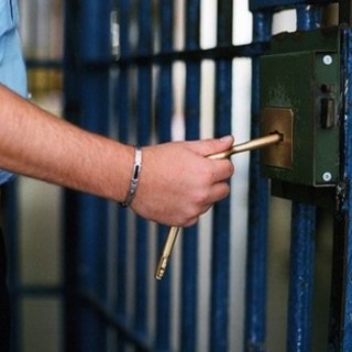 Vercelli, aggressione ad un poliziotto nel reparto detentivo dell'ospedale: la denuncia del SAPPE