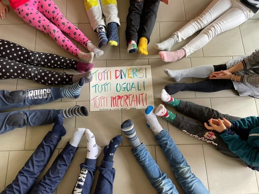 Anche la Primaria di Portula ha preso parte alla Giornata dei Calzini Spaiati Anche la Primaria di Portula ha preso parte alla Giornata dei Calzini Spaiati