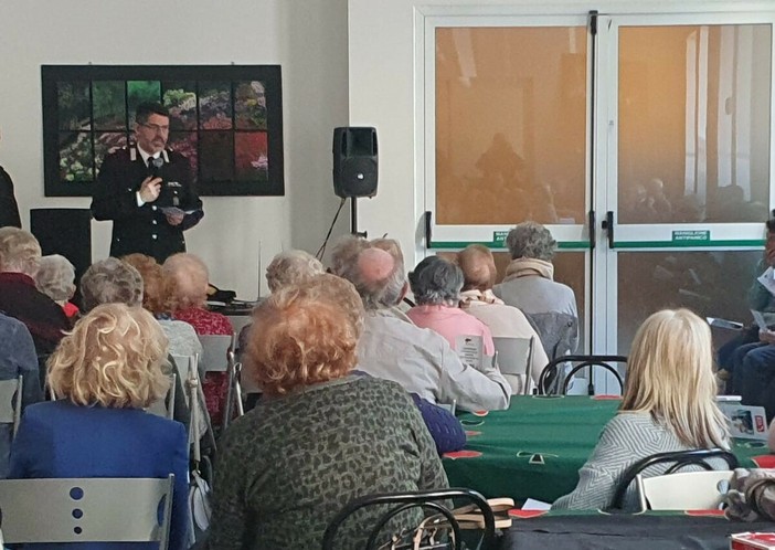 Truffe, prevenzione, consigli: i Carabinieri incontrano i cittadini a Valdilana Truffe, prevenzione, consigli: i Carabinieri incontrano i cittadini a Valdilana