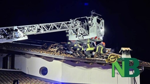 Vigili del Fuoco in azione a Crevacuore per l'incendio ad un tetto di casa (foto di repertorio)