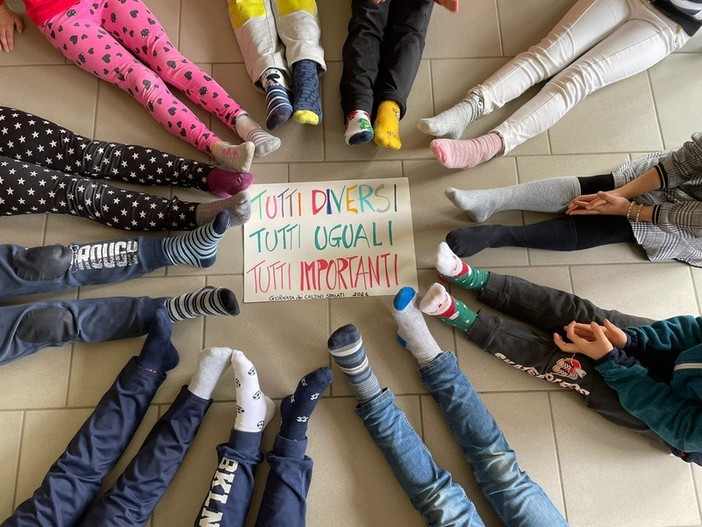 Anche la Primaria di Portula ha preso parte alla Giornata dei Calzini Spaiati Anche la Primaria di Portula ha preso parte alla Giornata dei Calzini Spaiati