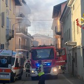 Santhià, appartamento in fiamme al terzo piano: evacuati i residenti Santhià, appartamento in fiamme al terzo piano: evacuati i residenti