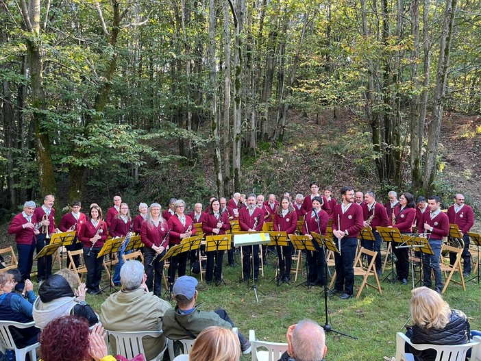Tante persone in Valsessera per il magico concerto nei boschi del Rifugio Moglietti (foto di Ermanno Orsi) Tante persone in Valsessera per il magico concerto nei boschi del Rifugio Moglietti (foto di Ermanno Orsi)