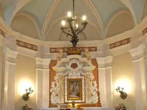 Gattinara, danneggiata la chiesetta della Madonna dell’Orto: rubato un ex voto e distrutto il Crocifisso sull’altare