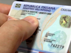 Carta d'identità cartacea: prorogata la validità, ma attenzione alle limitazioni per i viaggi all'estero Carta d'identità cartacea: prorogata la validità, ma attenzione alle limitazioni per i viaggi all'estero