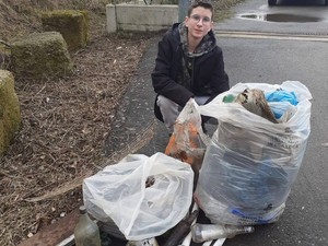 Gattinara, volontari al lavoro per l’ambiente: recuperati rifiuti abbandonati nei boschi Gattinara, volontari al lavoro per l’ambiente: recuperati rifiuti abbandonati nei boschi