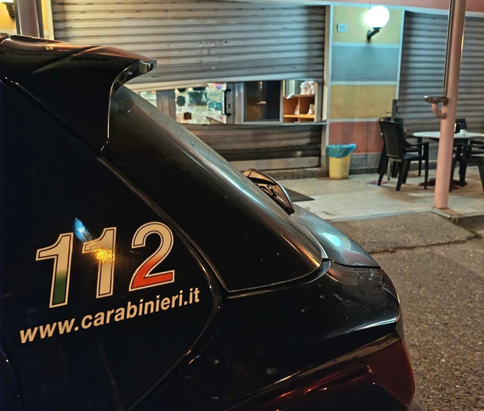 Bar di Roasio nel mirino dei ladri, poi la fuga con l’auto che non si ferma all’alt: Carabiniere investito