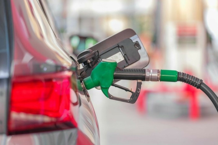 Benzina, giù le accise. Ma anche a Biella serve ancora un po' di pazienza (e i prezzi restano alti)