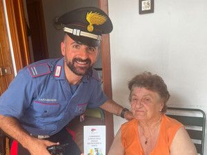In foto, il Maresciallo Ordinario Fabio Rotolo, Comandante della Stazione Carabinieri di Crevacuore, unitamente alla donna.