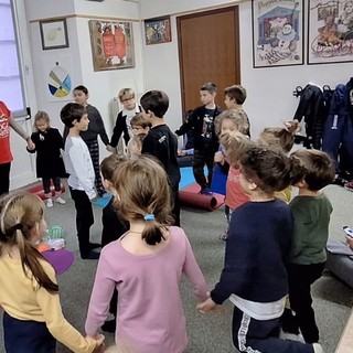 Yoga, fantasia e silenzio: in Ludoteca a Varallo un pomeriggio di benessere per i più piccoli
