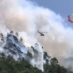 Bruciano ancora i boschi nel Comune di Cravagliana. Sono al lavoro i Vigili del Fuoco