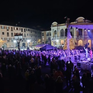 Piazza gremita a Varallo per il Capodanno: musica, festa e comunità