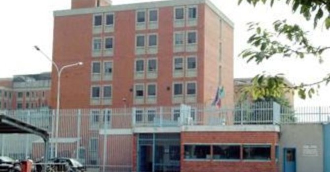 Detenuto aggredisce un poliziotto penitenziario: agente finisce in ospedale Detenuto aggredisce un poliziotto penitenziario: agente finisce in ospedale