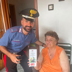 In foto, il Maresciallo Ordinario Fabio Rotolo, Comandante della Stazione Carabinieri di Crevacuore, unitamente alla donna.