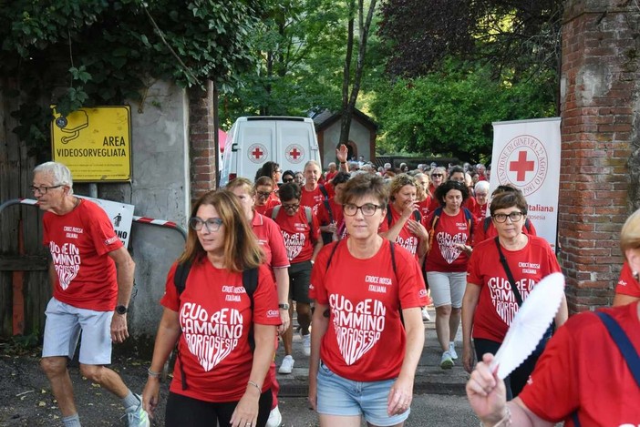 A Borgosesia 250 persone in cammino nel segno della solidarietà