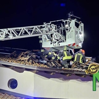 Vigili del Fuoco in azione a Crevacuore per l'incendio ad un tetto di casa (foto di repertorio)