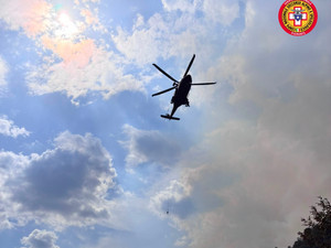 Accusa un malore durante lo spegnimento dell’incendio, soccorso un volontario AIB in alta Valsessera (foto di repertorio)