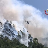 Bruciano ancora i boschi nel Comune di Cravagliana. Sono al lavoro i Vigili del Fuoco