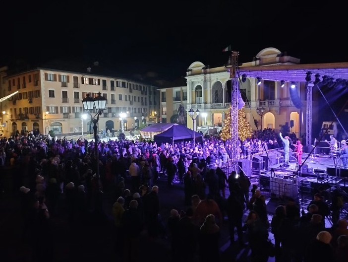 Piazza gremita a Varallo per il Capodanno: musica, festa e comunità