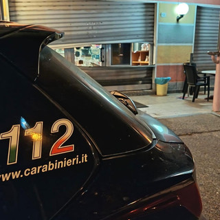 Bar di Roasio nel mirino dei ladri, poi la fuga con l’auto che non si ferma all’alt: Carabiniere investito