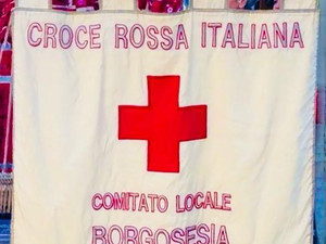 Borgosesia espone lo stendardo della Croce Rossa per la Giornata internazionale