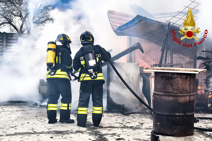 Cascina in fiamme, intervento tempestivo dei Vigili del Fuoco FOTO Cascina in fiamme, intervento tempestivo dei Vigili del Fuoco FOTO