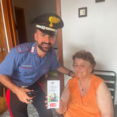 In foto, il Maresciallo Ordinario Fabio Rotolo, Comandante della Stazione Carabinieri di Crevacuore, unitamente alla donna.