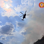 Accusa un malore durante lo spegnimento dell’incendio, soccorso un volontario AIB in alta Valsessera (foto di repertorio)