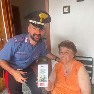 In foto, il Maresciallo Ordinario Fabio Rotolo, Comandante della Stazione Carabinieri di Crevacuore, unitamente alla donna.