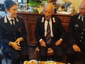 Vercelli, il maresciallo Antonio Ledda compie 104 anni: gli auguri dell’Arma dei Carabinieri Vercelli, il maresciallo Antonio Ledda compie 104 anni: gli auguri dell’Arma dei Carabinieri