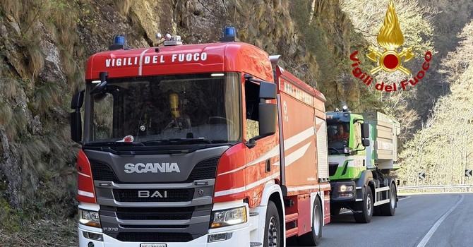 Incendio al bivio tra Rimella e Cervatto, notte di lavoro per i Vigili del Fuoco: resta alta l’attenzione -  Foto dalla pagina FB di Cervatto