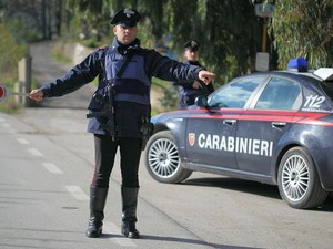 Non si ferma all'alt dei Carabinieri a Valdilana, poi abbandona l'auto e fugge a piedi (foto di repertorio)